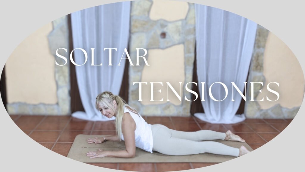 Marya Vázquez vestida con tonos claros postura de Bhujangasana, o postura de la cobra en yin yoga somático