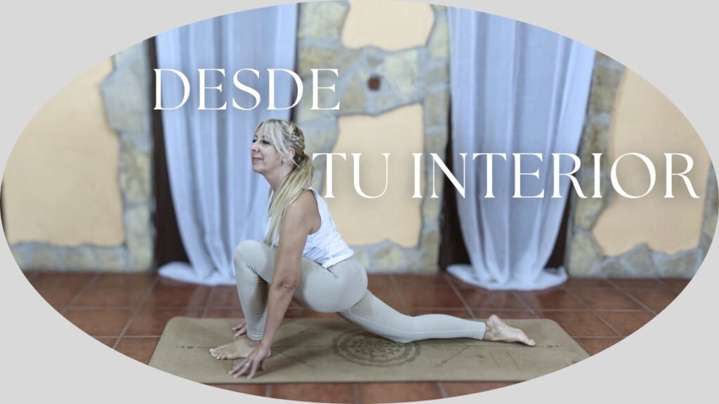 Marya Vázquez vestida con tonos claros en la postura del dragón en yin yoga somático