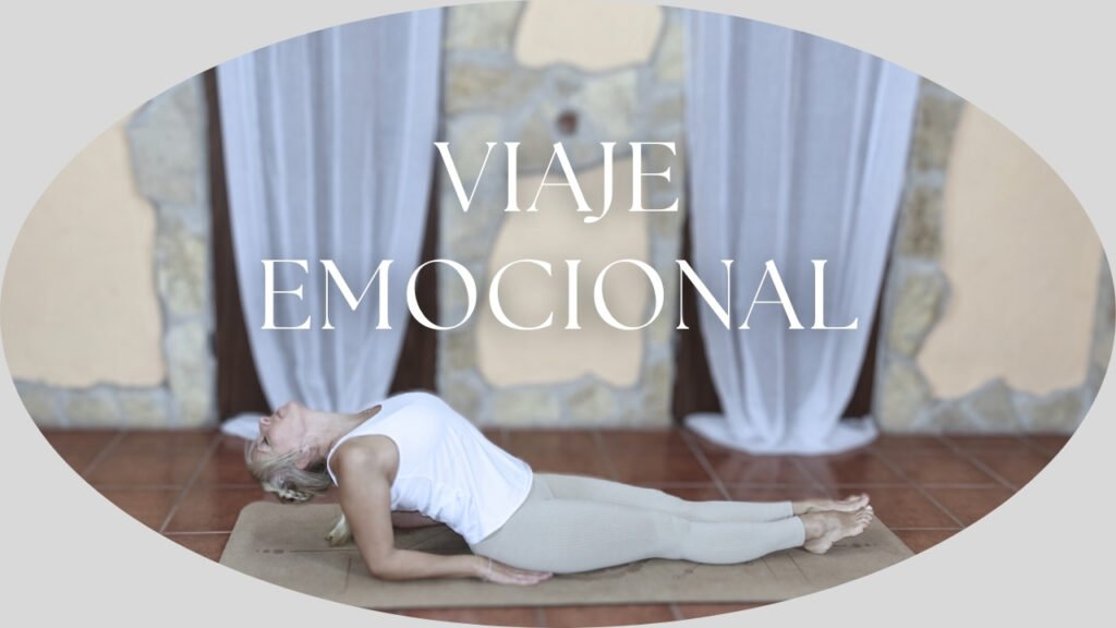 Marya Vázquez vestida con tonos claros en la postura del pez en yin yoga somático