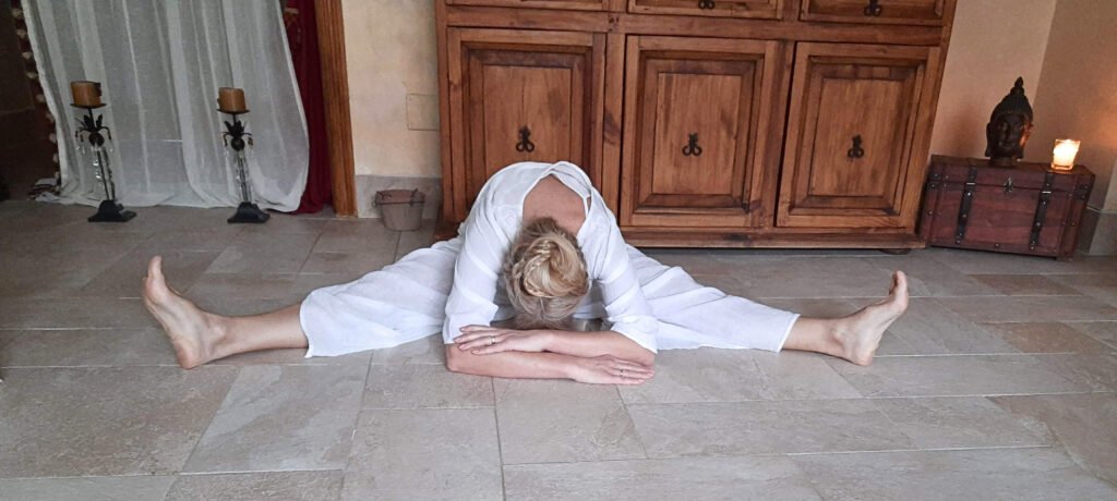 Marya Vázquez en la postura de la libélula en Yin Yoga Althaia Marya Vázquez en la postura de la libélula en yin yoga althaia y meditacion para la calma