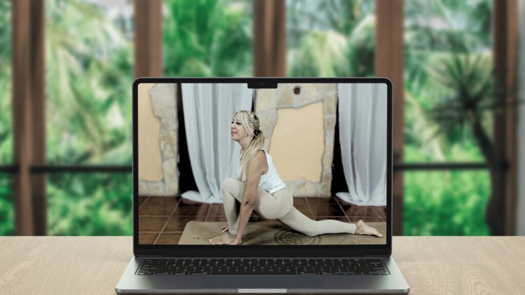 Marya Vázquez en Yin Yoga Althaia vestida con tonos claros en su práctica de yin yoga somático