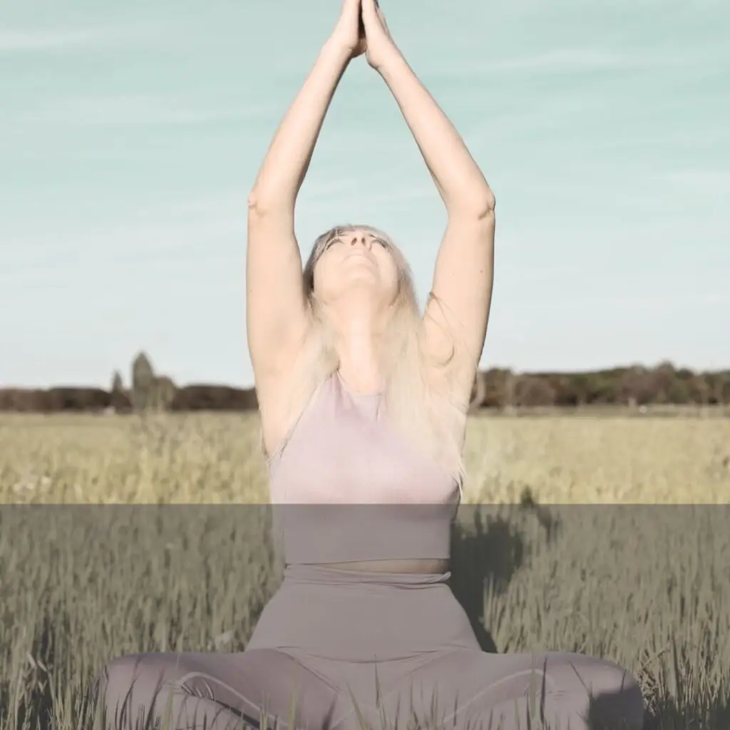 marya vazquez vestida  con ropa de yoga en rosa practinado meditación por la mañana en yin yoga althaia 