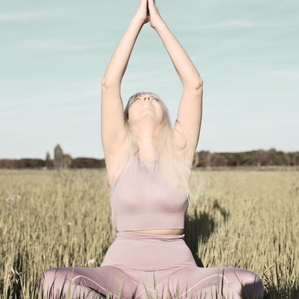 marya vazquez vestida con ropa de yoga en rosa practinado meditación por la mañana en yin yoga althaia