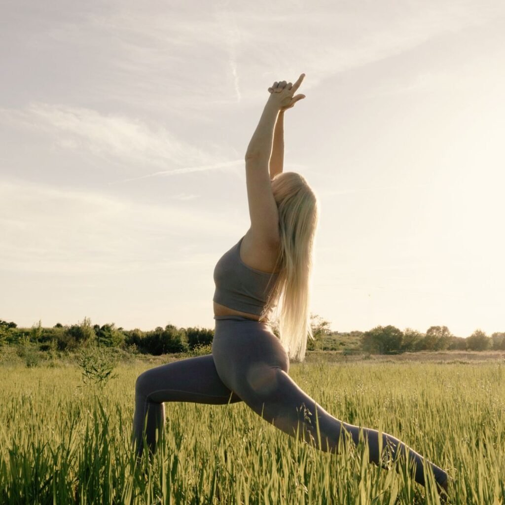 Marya Vázquez en su clase de yin yoga en el guerrero I Virabhadrasana I