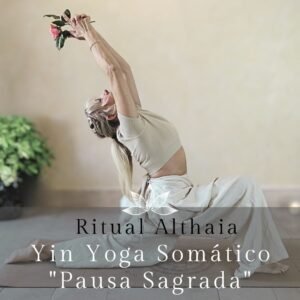 Marya Vázquez en la postura de yoga anjanejasana en yin yoga somático pausa sagrada