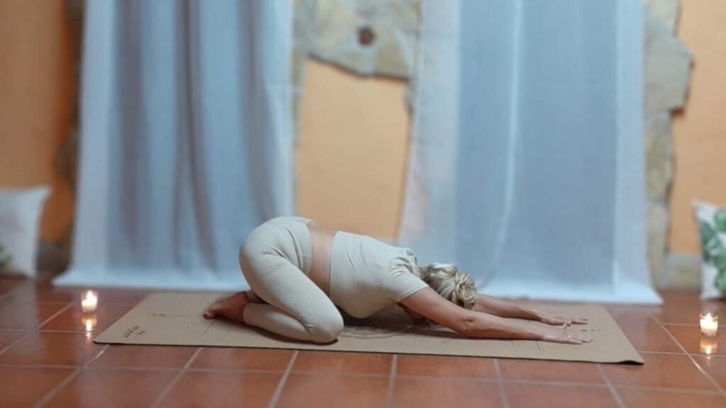 Marya Vázquez en balasana o postura del niño en yoga para la espalda