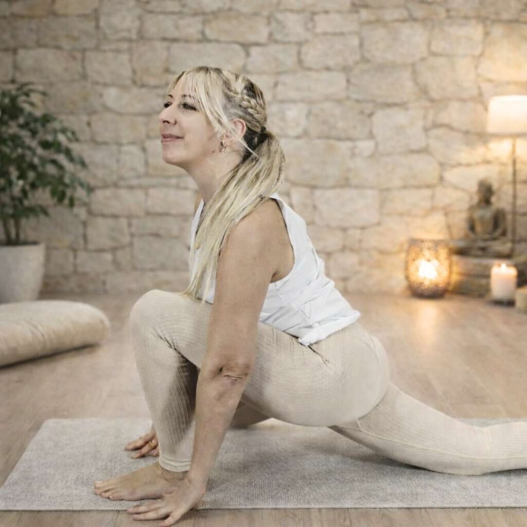 Marya en la postura de yin yoga del dragón en un entorno de calma y liberación emocional